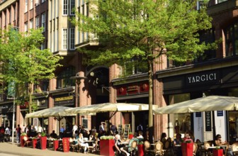 Germany, Hamburg, City, Mönckebergstraße, Shops, Street café in front of Levantehaus, Hotel Hyatt,