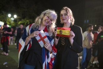 Cathreen (born in England and fan of the English team) together with her daughter Jamie (living in