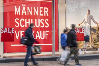 Shop window of a clothing shop, clearance sale, sale, slogan Männer Schluß Verkauf, on