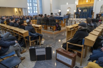 Suitcase march in Recklinghausen, for the 2nd time over 500 people walk through Recklinghausen,