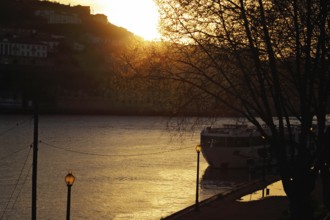 Scenic sunsets close to Rio Douro in Porto