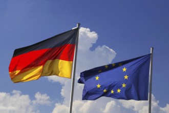 Deutsche und europäische Flagge wehen im Wind (German and european flag wave in the wind)