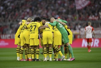 Team building, team circle in front of the start of the match, Borussia Dortmund, German Classico