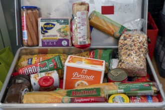 Emergency preparedness, food supply in a private household, box of long-life food, 10-day supply,