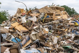 Flood on the Erft, on the outskirts of the Bliesheim district, Erftstadt, the household rubbish was