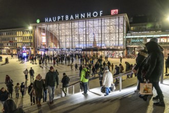 Cologne main station, station forecourt, evening, passers-by on their way, to, from the station,