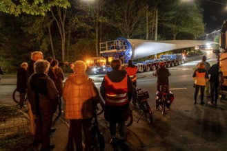 Transport of a 68 metre long, 22 tonne blade of a wind turbine, here in Schwelm, onlookers, with a