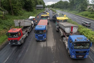 Renewal of the road surface on the A40 motorway between the Kaiserberg junction and Mülheim-Heißen,