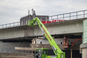 Work on the A40 motorway bridge, Schlachthofbrücke, the bridge piers for the new bridge are already