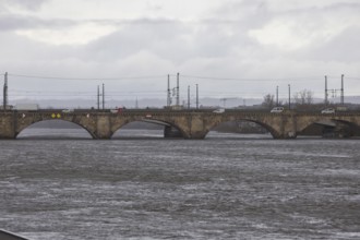 Rainy weather in Dresden's old town. Due to the heavy rainfall, river levels rise again in Saxony