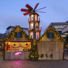 Stalls and Christmas pyramid at the Christmas market at Neumarkt, Blue Hour, Elberfeld, Wuppertal,