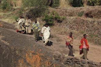 Rock churches in Lalibela, pilgrims on the way to the rock church of St George, Bete Kiddus