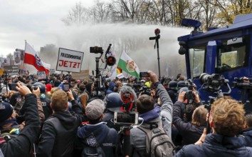 Water cannon in use at the Brandenburg Gate. Once again, thousands of corona deniers are