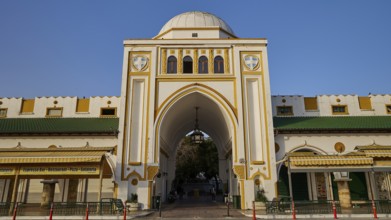 Market Hall, Nea Agora, Historic building with imposing arcade and dome, flanked by green roofs and