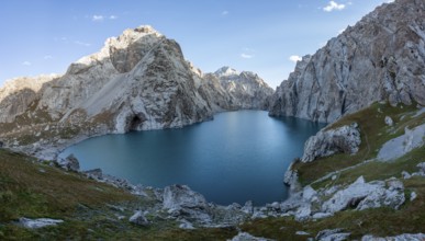 Mountain lake Kol Suu, Sary Beles Mountains, Naryn Province, Kyrgyzstan, Asia