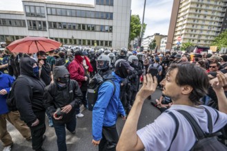 Riots in the run-up to the AFD party conference in Essen, demonstrators try to prevent AFD