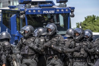 Police at the demonstration against the AFD party conference in Essen, several tens of thousands of