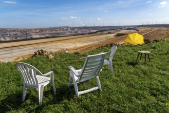 Edge of the Garzweiler II open-cast lignite mine, the last buildings of the abandoned village are