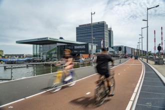 Cycle path, cycle highway, at the Piet Heinkade, at the river Ij, near the Muziekgebouw aan 't IJ,