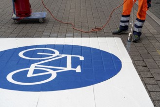 Application of road markings for a cycle lane, Rüttenscheider Straße in Essen, in the shopping and