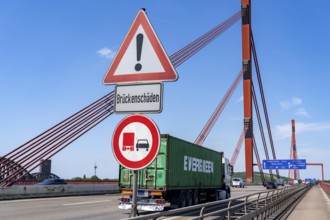 The motorway bridge between Duisburg-Baerl and Duisburg-Beeckerwerth, A42, over the Rhine, notice