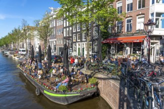 Houses on the Kloveniersburgwal canal, old town of Amsterdam, canal belt, Aluminiumbrug, café with