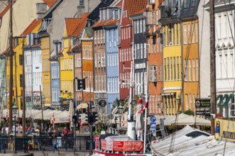 Nyhavn, in the Frederiksstaden district, harbour district with houses over 300 years old, promenade