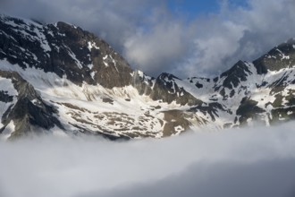 Cloudy, atmospheric mountain landscape with snow-covered mountain peaks, Berliner Höhenweg,