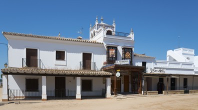 Weißes Gebäude mit Bar und Terrasse unter klarem Himmel, Wallfahrtsort, El Rocío, Rocío, Rocio,