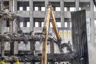 Construction site on Haroldstraße, demolition of a former office building, after complete gutting