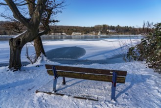 Winter in the Ruhr area, Lake Baldeney, snow-covered, partly frozen lake, Essen, North