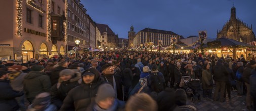 Visitors at the Nuremberg Christmas Market on Saturday evening, Nuremberg, Middle Franconia,