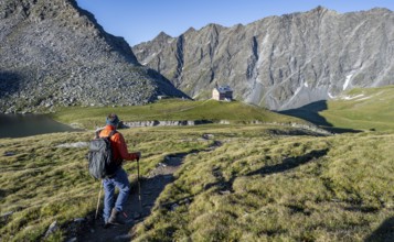 Mountaineers on a hiking trail, rocky mountain peaks of the Panargenkamm and Neue Reichenberger