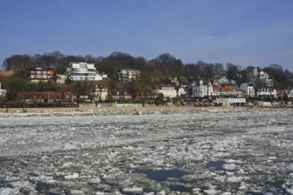 Europe, Germany, Hamburg, Othmarschen, Elbufer, Elbkate and Strandperle, Ice drift on the Elbe,