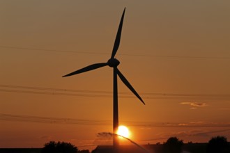 Sunset, wind power plant, field irrigation, silhouettes, Melbeck, Samtgemeinde Ilmenau, Lower