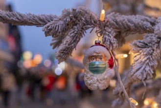 Symbolic picture Christmas in the Corona crisis, Father Christmas figure, Christmas tree