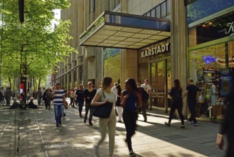 Germany, Hamburg, City, Mönckebergstraße, main shopping street, passers-by in motion, Karstadt