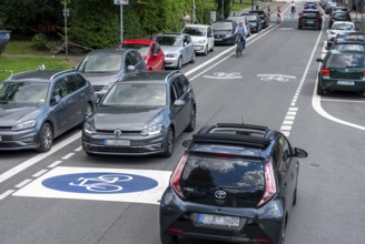 Bicycle road, cyclists have priority over car traffic, new cycle routes through Essen, here in the