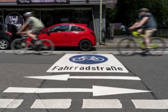 Bicycle road, cyclists have priority over car traffic, new cycle routes through Essen, here in the