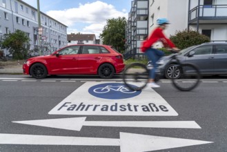 Bicycle road, cyclists have priority over car traffic, new cycle routes through Essen, here in the