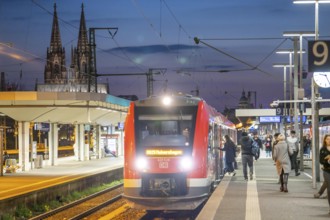 Cologne-Deutz railway station, platform, local train, Cologne Cathedral, North Rhine-Westphalia,