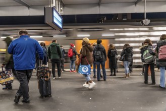 Station, RRX regional express train on platform, passengers, Essen, North Rhine-Westphalia,