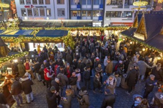 Christmas market on the Heumarkt in the old town of Cologne, Cologne Cathedral, Sunday shopping in