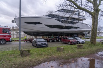 Craning the €6.3 million Sunseeker 88Y motor yacht, weighing 82 tonnes, in preparation for the