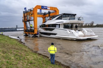 Craning the €6.3 million Sunseeker 88Y motor yacht, weighing 82 tonnes, in preparation for the