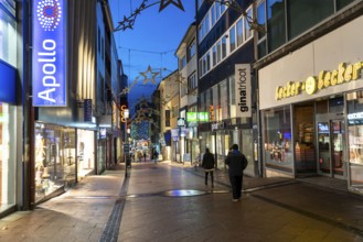 Christmas lockdown in the Corona crisis, empty shopping street, closed shops, hardly any