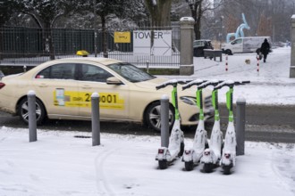 Winter in the city, snow-covered e-scooters from On Lime Uber, Gallusanlage, Frankfurt am Main,