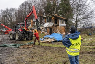 2nd day of the clearing of the hamlet of Lützerath, by the police, of tree houses and huts,