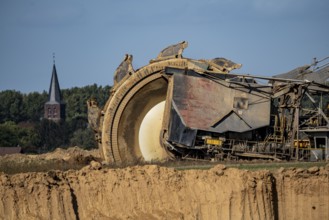 Opencast lignite mine Garzweiler II, bucket wheel excavator during excavation, at the edge of the