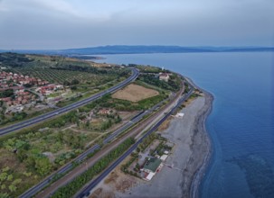 Traffic routes on the southern Italian Mediterranean coast near Gizzeria are the European road E45,